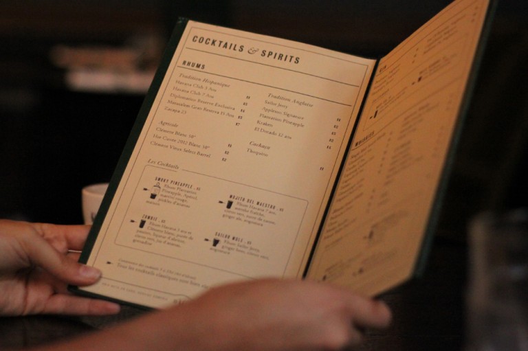 Graphiste freelance pour la communication du secteur de l’hôtellerie / restauration. Création logos, menus, vitrines, sites internet.