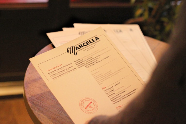 Graphiste freelance pour la communication du secteur de l’hôtellerie / restauration. Création logos, menus, vitrines, sites internet.